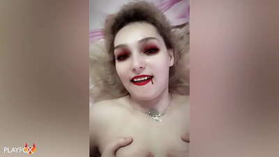 Ivan Helsing kietai dulkina seksualią vampyrę ir padaro ant jos užpakalio