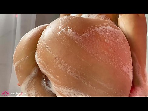 ❤️ Brunetė masturbuoja putytę su vibratoriumi iki intensyvaus orgazmo duše Gražus porno prie mūsų ❌️