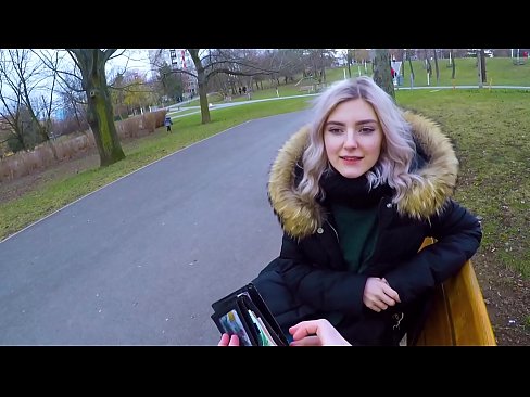 ❤️ Už pinigus nuryja karštą nepažįstamojo spermą - blowjob in the park by Eva Elfie Gražus porno prie mūsų ❌️